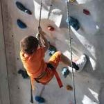 Kind an einer Kletterwand