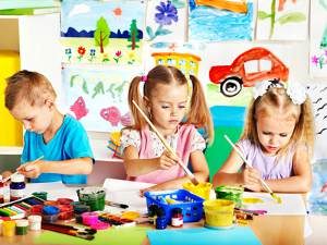Drei Kindergartenkinder beim Malen